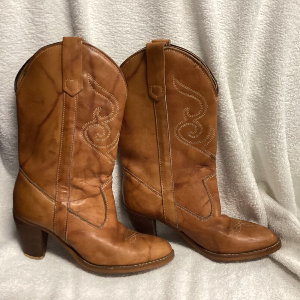 Tan Leather Western Cowboy Boots Pointed Toe Stacked Heel Stitched Tan
